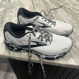 Brooks ghost tennis shoes